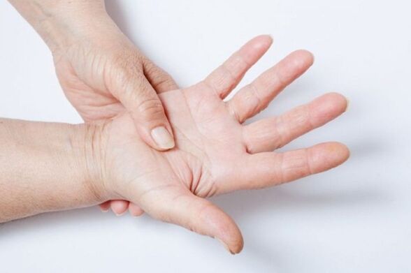 Utrnulost ruku jedan je od simptoma lumbalne osteohondroze