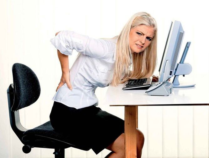 djevojka ima bolove u leđima